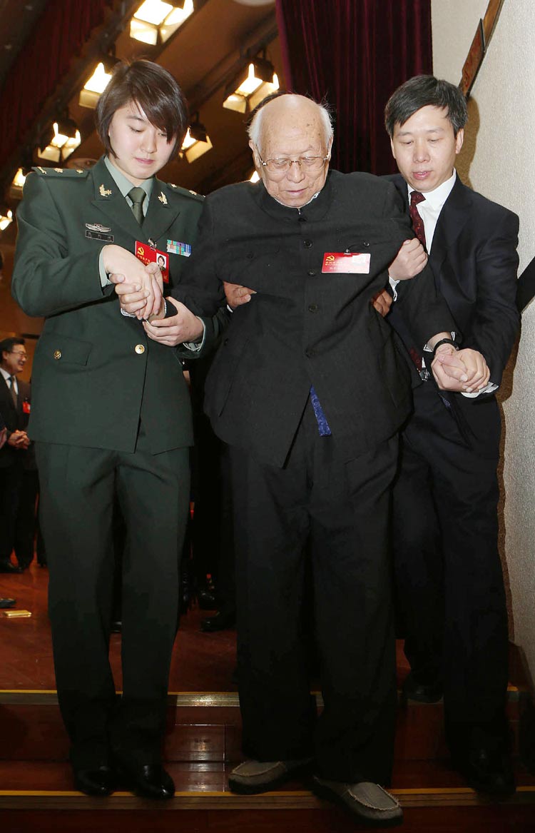 这是11月8日,焦刘洋(左一)搀扶焦若愚。 焦若愚出生于1915年,是最年长的十八大代表,两人年龄相差74岁,党龄相差72年。