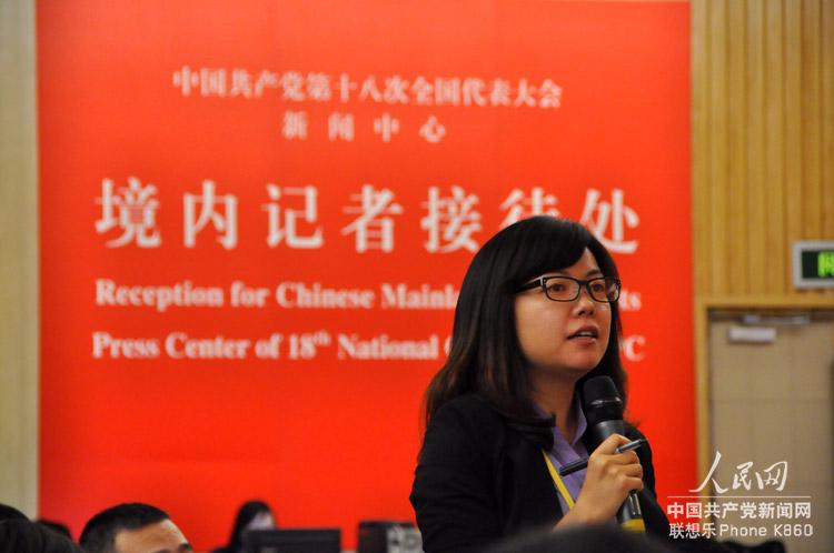 中央人民廣播電台和中國廣播網記者現場提問（人民網 張啟川 攝）