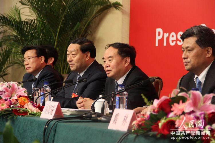 周濟（右二）回答記者提問（人民網記者 毛雷 攝）