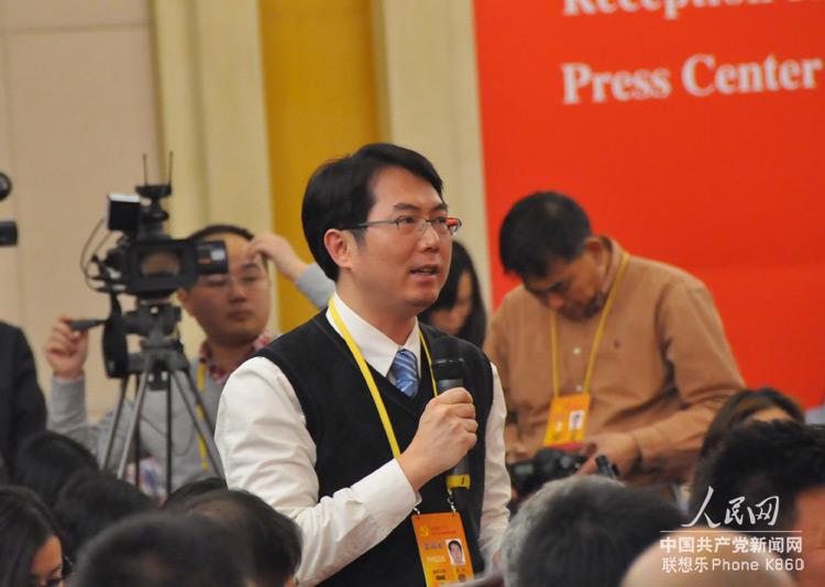 澳門澳亞衛視記者提問（人民網 張啟川 攝）
