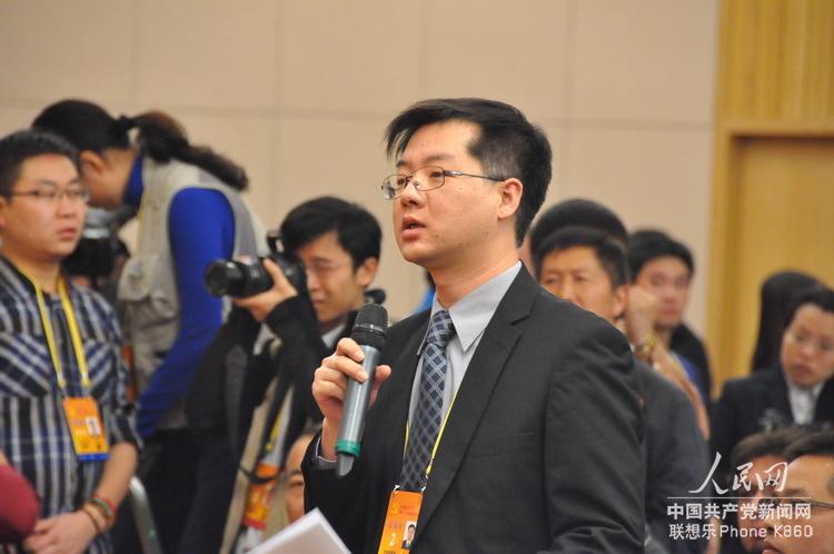 中央電視台記者現場提問。人民網  張啟川 攝