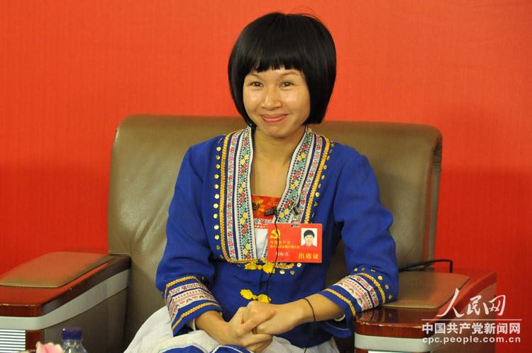 图:广西壮族自治区平果县希望小学校长周标亮参加“中国的教育公平”网络访谈。(人民网 张启川 摄)