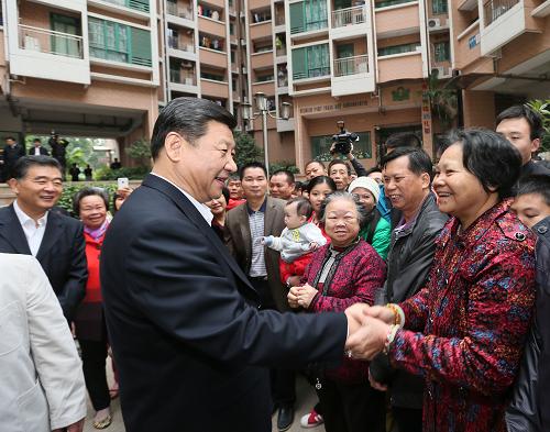 2012年12月7日至11日，中共中央總書記、中央軍委主席習近平在廣東省考察工作。這是習近平在深圳羅湖區南湖街道漁民村社區考察時與居民握手交談。