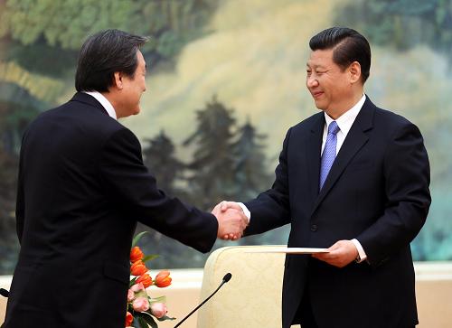 2013年1月23日，中共中央總書記習近平在北京人民大會堂會見韓國候任總統朴槿惠特使金武星。