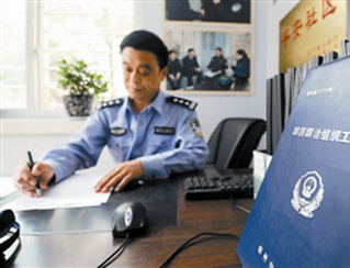 孫建設在社區警務室裡工作