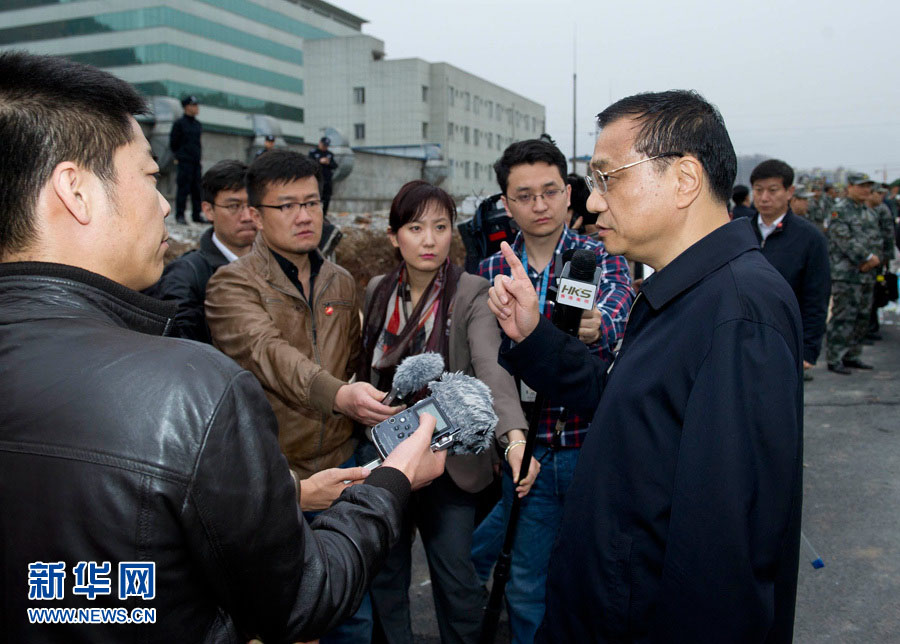 　4月21日清晨，中共中央政治局常委、國務院總理李克強在四川蘆山“4·20”地震震中災區接受記者採訪時說，下一步抗震救災要抓緊時間，抓住時機，開展關鍵性工作。把救人放在第一位，盡可能減少死亡率，減輕傷殘。　　新華社記者黃敬文攝