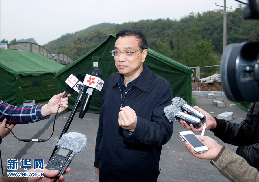 　4月21日清晨，中共中央政治局常委、國務院總理李克強在四川蘆山“4·20”地震震中災區接受記者採訪時說，下一步抗震救災要抓緊時間，抓住時機，開展關鍵性工作。把救人放在第一位，盡可能減少死亡率，減輕傷殘。　　新華社記者黃敬文攝