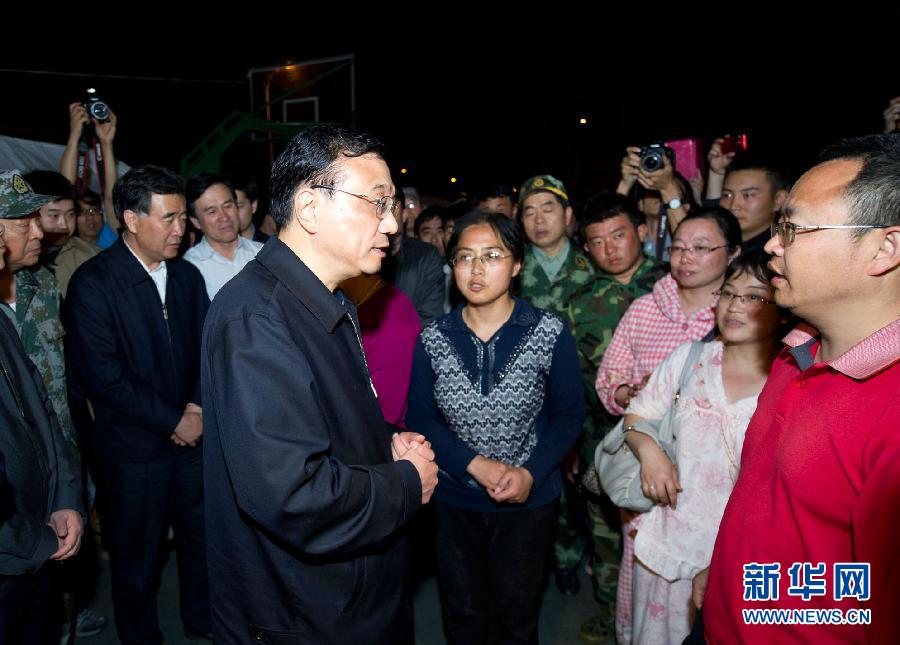   4月20日，中共中央政治局常委、國務院總理李克強抵達四川蘆山地震災區察看災情，部署抗震救災工作。這是李克強在蘆山縣中學安置點看望受災群眾。新華社記者 黃敬文 攝