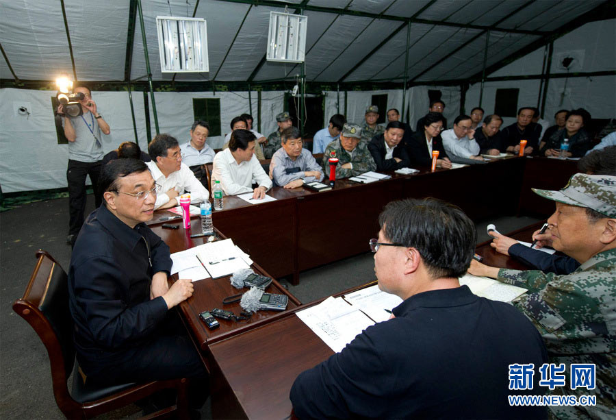   4月20日，中共中央政治局常委、國務院總理李克強抵達四川蘆山地震災區察看災情，部署抗震救災工作。這是李克強在蘆山縣臨時搭建的帳篷裡主持召開抗震救災工作會議。新華社記者 黃敬文 攝