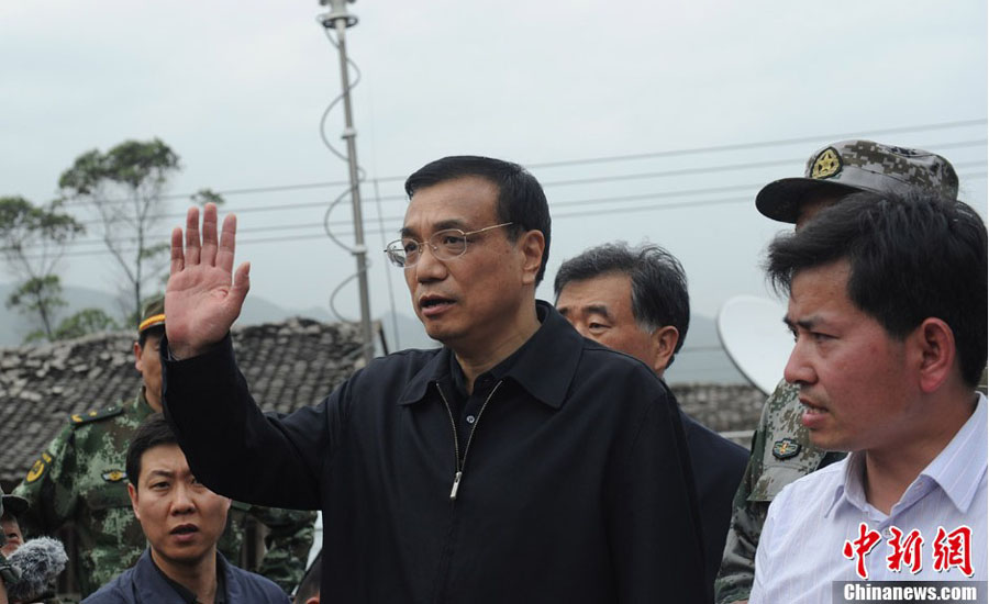 4月20日，中國國務院總理李克強抵達四川蘆山縣地震災區，看望慰問地震傷員並指揮搶險救援。圖為李克強在蘆山縣龍門鄉指揮搶險救援。中新社發 張浪 攝