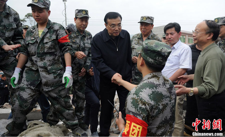 4月20日，中國國務院總理李克強抵達四川蘆山縣地震災區，看望慰問地震傷員並指揮搶險救援。圖為李克強在蘆山縣龍門鄉指揮搶險救援。中新社發 張浪 攝