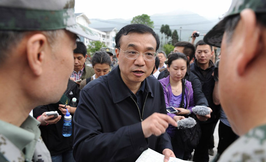 4月20日，中國國務院總理李克強抵達四川蘆山縣地震災區，看望慰問地震傷員並指揮搶險救援。圖為李克強在蘆山縣龍門鄉指揮搶險救援。中新社發 張浪 攝