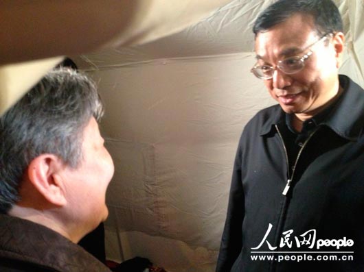 由於災區余震不斷，房屋不安全。李克強在帳篷中叮囑一位老人晚上不要回家住，在帳篷裡堅持一下。人民網記者白真智攝影報道