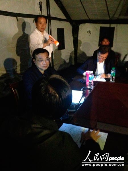 李克強來到蘆山縣龍門鄉政府，現場辦公了解救災情況，打著手電筒部署救災。人民網記者白真智攝影報道