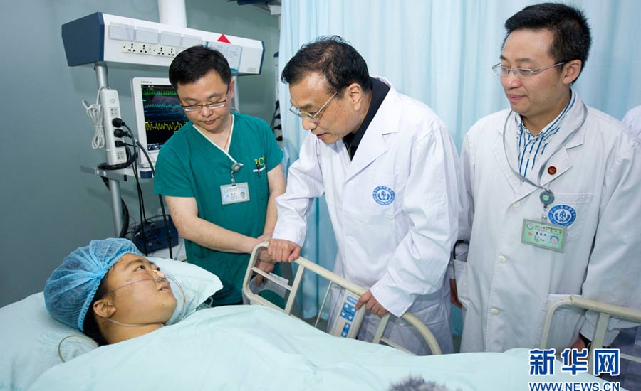    4月21日，中共中央政治局常委、國務院總理李克強來到成都華西醫院，看望在這裡接受治療的蘆山“4·20”地震危重傷員。新華社記者黃敬文攝