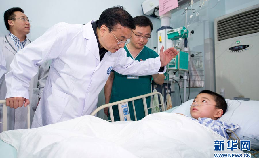  4月21日，中共中央政治局常委、國務院總理李克強來到成都華西醫院，看望在這裡接受治療的蘆山“4·20”地震危重傷員。新華社記者黃敬文攝