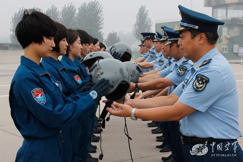 有时她们会发出这样的疑问:自己这样付出到底收获了什么?她们在5年的军旅生涯、5年的矢志飞翔中找到答案:自己驾驶战鹰翱翔祖国领空,守护人民的和平安宁。女飞行员,不仅是一个光荣的称谓,奋飞的翅膀上还托举着沉甸甸的责任。图为旅领导为新学员佩戴飞行头盔(董亚新 摄)