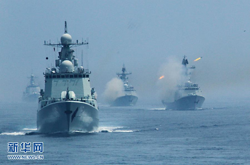 7月10日,在“海上联合—2013”中俄海上联演中,中国海军舰艇编队进入实际使用武器演习海域。当日,参加中俄“海上联合—2013”实兵演习任务的舰艇编队,在俄罗斯彼得大帝湾成功进行了对海、对空和对潜实兵实弹射击演练。随后,参加实兵演习任务的战舰组成单纵队驶入预定海域,来自中俄双方的13艘舰艇和3架飞机接受了阅兵舰——俄海军太平洋舰队旗舰“瓦良格”号导弹巡洋舰的检阅,至此,中俄“海上联合—2013”演练实兵演习任务正式结束。新华社记者 查春明摄