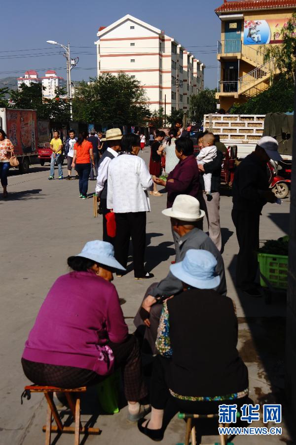 7月22日,甘肃定西市区震感明显,居民在室外避险。 当日7时45分,甘肃省定西市岷县、漳县交界发生6.6级地震。据了解,地震致岷县多个乡镇受灾,有些乡镇房屋倒塌严重。 据甘肃省地震局8时55分报告,此次地震定西市、天水市、陇南市、甘南州、临夏州震感强烈,兰州市、白银市有震感。 新华社发(王宏宾摄)
