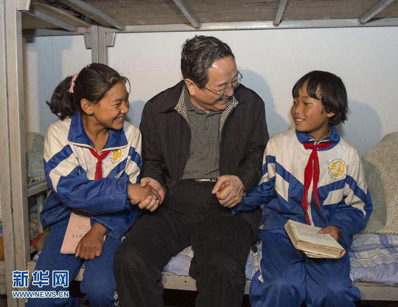近日，中共中央政治局常委、全國政協主席俞正聲在甘肅甘南藏族自治州調研。這是7月7日，俞正聲在王格爾塘鎮中心小學看望住校學生，了解他們的學習情況。新華社記者李學仁攝