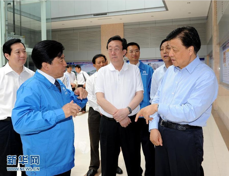 5月17日至20日，中共中央政治局常委、中央書記處書記劉雲山在河南安陽、信陽等地調研。這是5月19日，劉雲山在河南羚銳制藥公司調研企業黨建工作。 新華社記者饒愛民攝