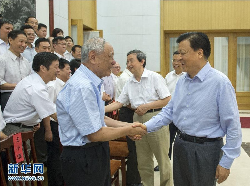 8月5日，受中共中央總書記、國家主席、中央軍委主席習近平委托，中共中央政治局常委、中央書記處書記劉雲山在北戴河看望參加2013年暑期休假活動的專家，代表黨中央、國務院向全國各條戰線各個領域廣大專家等各類優秀人才，表示親切問候和良好祝願。新華社記者李學仁攝