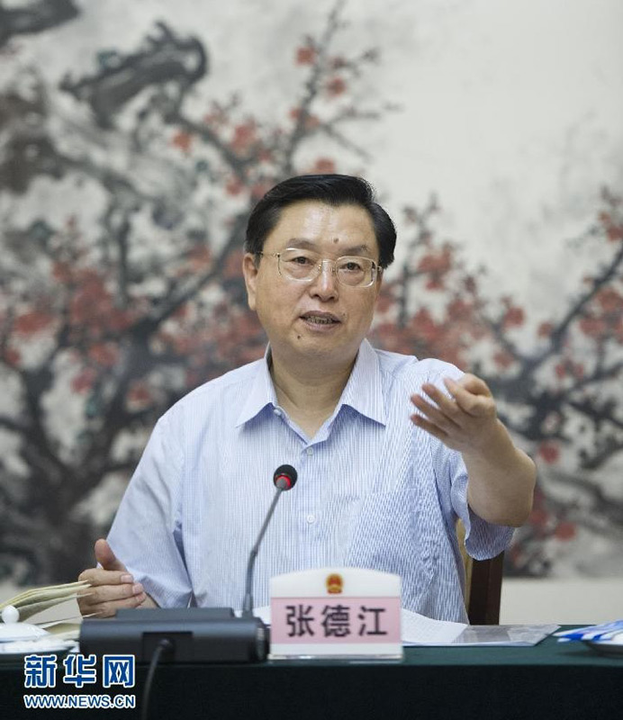 5月30日至6月1日，中共中央政治局常委、全國人大常委會委員長張德江先后到廣東珠海、廣州、深圳等地，就加強立法工作進行調研。這是5月31日，張德江在廣州主持召開加強立法工作座談會。 新華社記者黃敬文攝