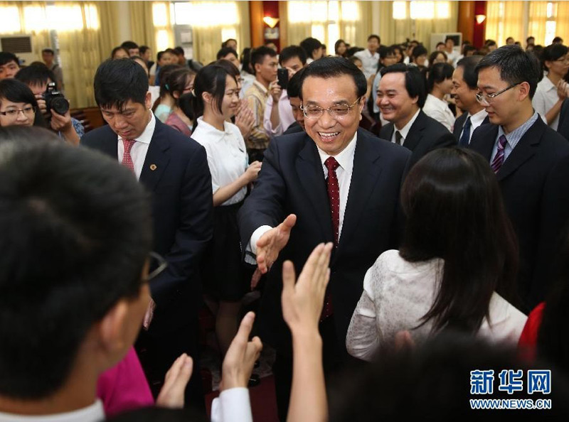 10月15日，中國國務院總理李克強來到越南河內國家大學，同中越兩國青年見面交流。 新華社記者 劉衛兵 攝 