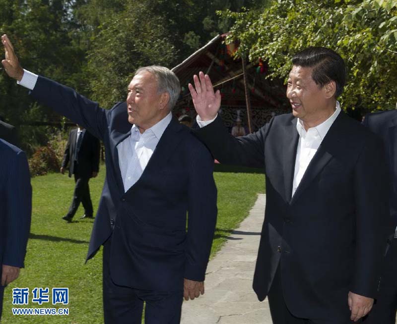 9月8日，國家主席習近平在阿拉木圖同哈薩克斯坦總統納扎爾巴耶夫舉行會晤。這是兩國元首在麥迪奧自然公園庭院散步。 新華社記者 黃敬文 攝