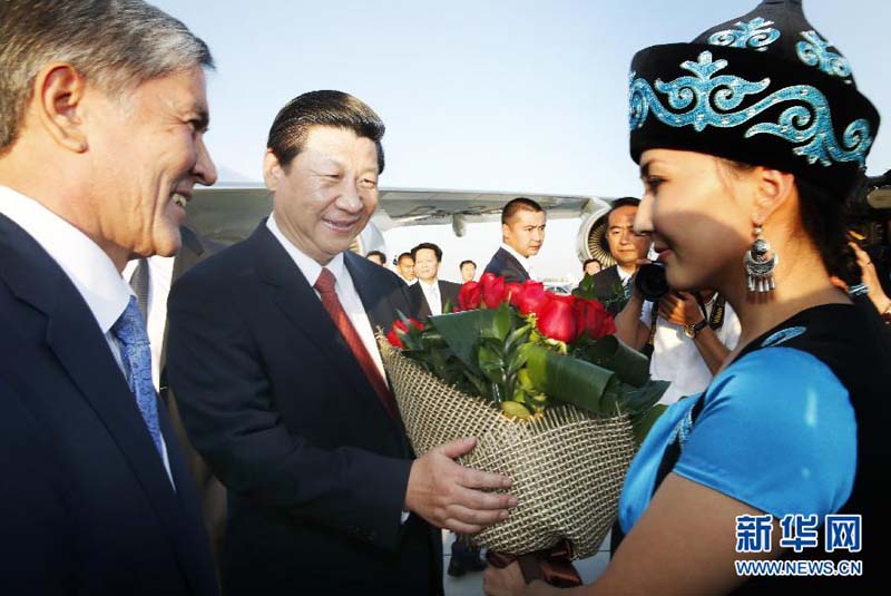 9月10日，國家主席習近平乘專機抵達比什凱克，開始對吉爾吉斯斯坦進行國事訪問並出席上海合作組織比什凱克峰會。吉爾吉斯斯坦總統阿坦巴耶夫到機場迎接。新華社記者鞠鵬攝