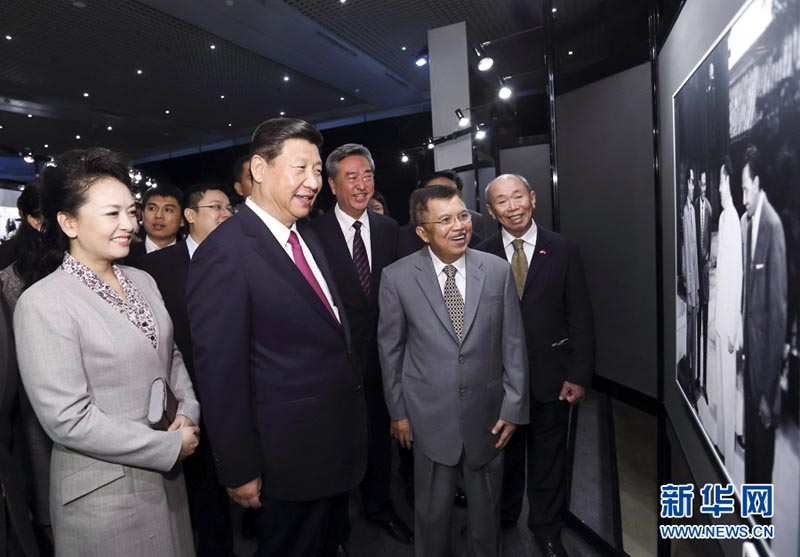 10月3日，國家主席習近平在雅加達參觀“中印尼友好”圖片展並同兩國青年交流。這是習近平在參觀圖片展。 新華社記者蘭紅光攝