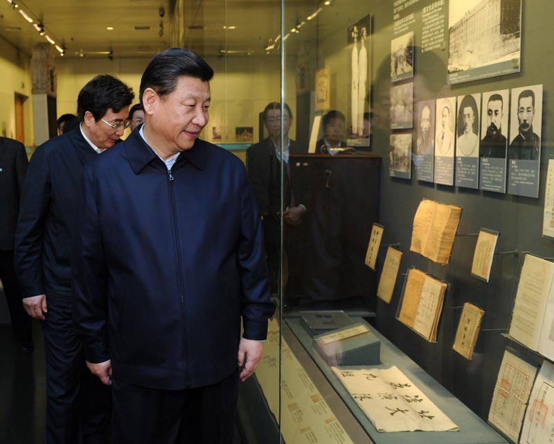 中共中央總書記、國家主席、中央軍委主席習近平近日在北京市考察。這是習近平在首都博物館參觀北京歷史文化展覽。 新華社記者 張鐸 攝