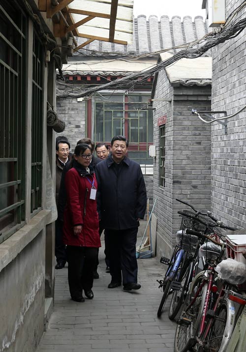 中共中央總書記、國家主席、中央軍委主席習近平近日在北京市考察。這是習近平在東城區雨兒胡同察看大雜院居民生活。 新華社記者 丁林 攝