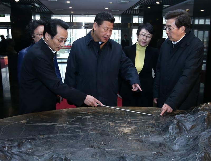 中共中央總書記、國家主席、中央軍委主席習近平近日在北京市考察。這是習近平在市規劃展覽館了解北京地理環境。 新華社記者 龐興雷 攝
