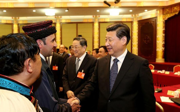 坚决反对一切危害各民族大团结的言行
4日下午,习近平参加了少数民族界委员联组会。习近平认真听取大家发言,不时插话同委员们讨论,询问有关情况。习近平在讲话中指出,我国是统一的多民族国家,民族工作关乎大局。坚持中国特色社会主义道路,是新形势下做好民族工作必须牢牢把握的正确政治方向。【详细】
人民网、新华网有少数民族语言版本吗?
“几个民族的文字都有?”“都有。”“各个自治区的官方网站都有少数民族文字版本吗?”“都有”……当中央民族大学党委书记鄂义太委员建议加大对少数民族文字互联网的扶持力度时,总书记关切地询问有关情况。【详细】