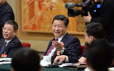 梦想就像中国足球 想了才有可能
3月5日下午,习近平总书记来到上海代表团,与代表们一起审议政府工作报告。总书记谈到,中国五千年文明是世界文化的河流中唯一没有干涸断流的文明。我们建设中国特色社会主义文化,树立核心价值观,必须弘扬民族传统文化,去找我们的精气神。文化的软实力是国家强盛的外在标志。廖昌永讲到的梦想中国的歌剧能够到世界舞台上去,这些事情我们要作为一个追求目标去做。就跟我谈中国足球一样,看起来比较遥远,但是还得讲啊,你没有这个梦想,也不去想,就根本达不到,你想了才有这可能。
要种苗圃而不是做盆景 自贸区开局良好、运行有序。习近平总书记提出要求,自贸区建设就是要建成制度创新的高地,做到可复制可推广,而不是政策洼地,要种苗圃而不是做盆景。深化国企改革是篇大文章 “深化国企改革是篇大文章。”习近平对大家说,国有企业不仅不能削弱,还要加强,要在深化改革中自我完善,要凤凰涅重生,不能不思进取、不思改革、抱残守缺,要切实担当起社会责任,树立良好形象。社会治理的重心必须落到城乡社区 听了朱国萍的故事,总书记十分感慨:朱国萍讲到的创新社会管理,故事讲得好、很生动,大家都爱听故事。“基础不牢,地动山摇。社会治理的重心必须落到城乡社区,社区服务和管理能力强了,社区就实了。我们国家的真正稳定,靠我们基层的同志。”调侃曹可凡变瘦:就像上海政府瘦身 审议结束后,总书记与代表们一一握手告别,看到曹可凡代表时,总书记关心地问,“好像瘦下来了嘛!看来你和上海的政府一样,瘦身成效明显啊!”
【详细】