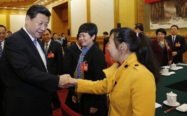 要继续发扬敢为人先的精神
6日上午,习近平总书记在广东代表团参加审议。习近平作了重要讲话。他指出,30多年来,广东在改革开放中很好发挥了窗口作用、试验作用、排头兵作用。要继续发扬敢为人先的精神,勇于先行先试,大胆实践探索,坚持社会主义市场经济改革方向,加快完善现代市场体系,加快转变政府职能,协同推进各领域改革,实施更加积极主动的开放战略。我首次到地方考察调研就选择广东 习近平说,爬坡迈坎、敢于改革,广东是有传统的。十八大后,我首次到地方考察调研就选择广东,就是要在改革开放得风气之先的地方,回顾30多年历程,进一步宣示把改革开放继续向前推进的决心。希望广东继续在全面深化改革中走在前列。深圳的发展是一个奇迹 习近平说,深圳的发展是一个奇迹。1978年我去的时候还是一个渔村,现在变成这么一个了不起的城市。我们生长的时代是一个令人激动的时代。面临改革大潮,我们要做改革的弄潮儿,要有强烈的历史担当精神。革命战争年代冲锋陷阵、英勇献身,现在,就是要勇于改革、善于改革。谈结构调整:腾笼换鸟、凤凰涅槃 总书记谈到结构调整问题时,用了“腾笼换鸟、凤凰涅槃”八个字。他说,腾笼不是空笼,要先立后破,还要研究“新鸟”进笼“老鸟”去哪。要着力推动产业优化升级,充分发挥创新驱动作用,走绿色发展之路,努力实现凤凰涅槃。【详细】