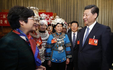 “多彩贵州”就是要追求丰富多彩
习近平7日上午参加贵州团审议,听到大家关于生态文明建设的发言,习近平说,“多彩贵州”就是要追求丰富多彩。他详细询问了贵州淘汰落后产能、治理石漠化等情况。可以制作贵州的“空气罐头” 陈敏尔代表自豪地说,我们贵州PM2.5平均值都在50以下,空气就是人气,人气有了财气就来了。总书记表示,空气质量直接关系到广大群众的幸福感。总书记幽默地说,将来可以制作贵州的“空气罐头”。代表们发出会心的笑声。
回忆农村插队岁月 对贫困群众有天然感情 习近平在参加贵州团审议时,深情回忆起自己在农村插队的岁月。他表示,插队的经历,让我对贫困群众有天然的感情,现在生活越来越好了,心里更惦念贫困地区的人民群众。总书记说,干部要看真贫、扶真贫、真扶贫,使贫困地区群众不断得到实惠。【详细】