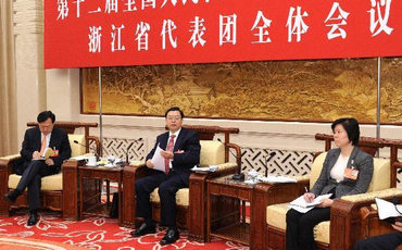 来到浙江代表团有种回家的感觉
5日下午,张德江在浙江代表团参加审议。当张德江健步走入人民大会堂浙江厅时,早早迎候在会场内的代表们起身相迎。张德江与代表们热情握手,互致问候。他动情地说:“来到浙江代表团,有种回家的感觉,见到浙江的同志们,感到很亲切。”五水共治工作抓到点上 我投你们一票 浙江省委书记夏宝龙第一个发言,当他讲到“五水共治”时,张德江插话说,“五水共治”这项工作抓到点上了,你们抓得非常准、非常好,我完全赞成,投你们一票。坚信只有改革才有出路 张德江指出,我们必须坚定信心,坚信只有改革才有出路。要以强烈的历史使命感和责任感,最大限度集中全党全社会智慧,最大限度凝聚改革共识,最大限度调动一切积极因素,敢于啃硬骨头,敢于涉险滩,以更大决心冲破思想观念的障碍、突破利益固化的藩篱。发展归根到底是为了老百姓 张德江满怀深情地说,发展归根到底是为了老百姓,要让老百姓富起来,过上好日子。关于今后的发展,省委提出要一届接着一届干,一以贯之深入贯彻落实“八八战略”,干好“一三五”、实现“四翻番”,思路很清晰,措施也可行。【详细】
