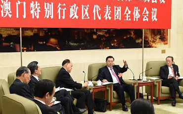 踏踏实实把澳门自身的事情办好
6日上午,张德江在澳门代表团参加审议。张德江指出,澳门要增强忧患意识、进取意识,充分利用当前有利的时机和条件,着力解决一些深层次的发展问题。希望大家继续支持行政长官和特区政府工作,踏踏实实把澳门自身的事情办好,实现澳门经济社会全面可持续发展。【详细】