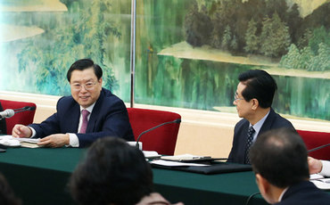 民生政策向困难群众倾斜 做雪中送炭实事
7日上午,张德江在福建代表团参加审议。张德江说,要守住保障群众基本生活这条民生底线,将民生政策更多地向困难群众、困难地区倾斜,多做雪中送炭的实事,在发展经济的基础上逐步提高人民生活水平。向群众承诺定要说到做到 干一件成一件 张德江说,要突出重点、狠抓落实,从老百姓最期盼、问题最突出的事情做起,在解决就业、社保、教育、医疗等民生领域的薄弱环节上下大力气,向群众承诺的,一定要说到做到,干一件成一件,努力取得群众看得见、摸得着的实效。【详细】