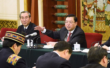 我对‘水’比较重视
9日下午,张德江在广西代表团参加审议。张德江动情地讲述起当年为民治水、依水合作的往事,“我对‘水’比较重视。中国历史上很多城镇都是沿河沿江而建、而兴、而富。今天,水运仍然是能源消耗最低,运量最大,运输成本有竞争力的重要运输方式和节能减排方式。”要“两条腿走路” 张德江在与来自龙胜的苗族代表蒋锦坤交流时,他勉励大家要“两条腿走路”,一方面靠自力更生、努力奋斗,另一方面靠国家和社会扶持,“我们共同努力,脱贫致富奔小康,贫困地区、困难群众一样有光明的前景,一样有美好的未来。广西是好地方 曾在广东工作5年多的张德江,对广西并不陌生。说起广西发展的成绩、优势和潜力,他如数家珍:“纵向比,广西年年都有新发展,年年都有新进步;横向比,广西在西部地区的发展速度、发展质量可圈可点。这个成绩来之不易”。【详细】