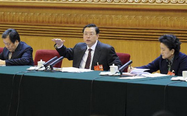 要利用治理大气污染倒逼机制
11日上午,张德江在河北代表团参加审议。他强调,要利用治理大气污染倒逼机制,打好调整经济结构、化解过剩产能这场攻坚战,淘汰落后生产能力,提高产业集中度,推动钢铁、水泥等传统产业转型升级。要抓住京津冀协同发展的战略机遇,找准自身功能定位,扎实做好与京津在基础设施、产业要素、市场政策等方面的对接工作,主动服务首都功能疏解,承接京津产业转移,切实加快解决河北发展面临的化解产能过剩、大气污染防治、推进新型城镇化建设等问题。【详细】