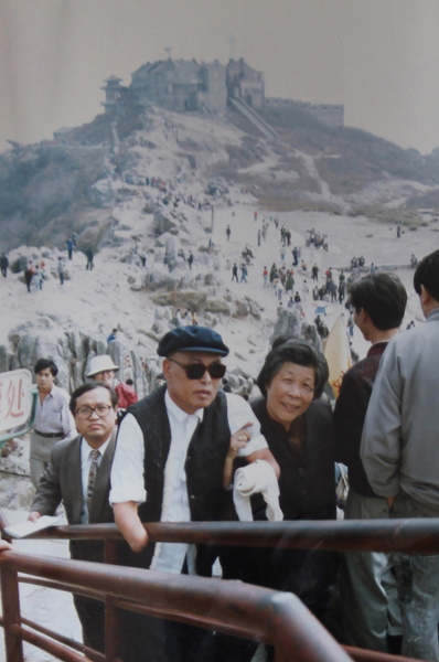 朱彥夫堅持自己登上泰山頂峰。（資料圖）