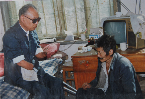 對村裡的老人、困難戶。朱彥夫更是放在心上，經常走訪看望，把自己的殘廢金和吃的用的拿出來，幫助孤寡老人的困難戶。（資料圖）