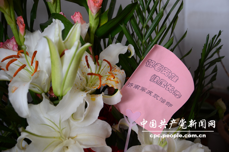 家中擺放著各地給朱彥夫送的鮮花。（人民網記者高雷 攝）