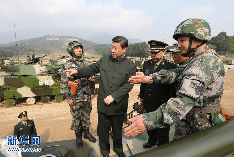 2012年12月10日，中共中央總書記、中共中央軍委主席習近平在廣州軍區某部訓練場，登上兩棲突擊車了解裝備情況。 12月8日和10日，中共中央總書記、中共中央軍委主席習近平在廣州戰區考察。 新華社記者王建民攝 