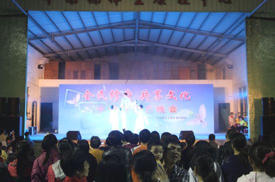 圖：“全民修身，共享文化”送戲下鄉走進平南村，舞蹈《從頭再來》由五位身體殘障的團員堅強演繹，傳遞正能量，隻要勇敢沒什麼被打倒。