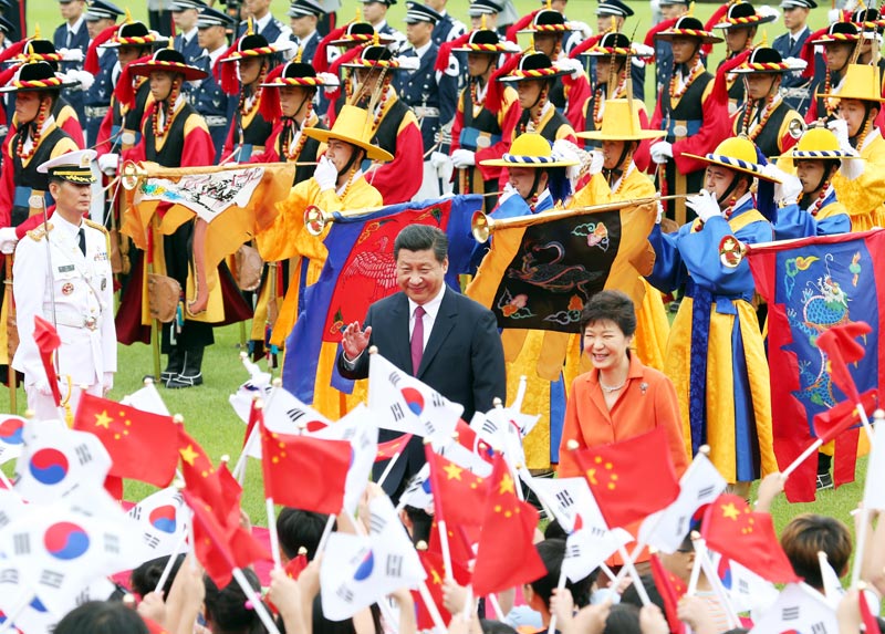 7月3日，國家主席習近平在首爾同韓國總統朴槿惠舉行會談。會談前，朴槿惠在青瓦台總統府為習近平舉行隆重歡迎儀式。 新華社記者姚大偉攝