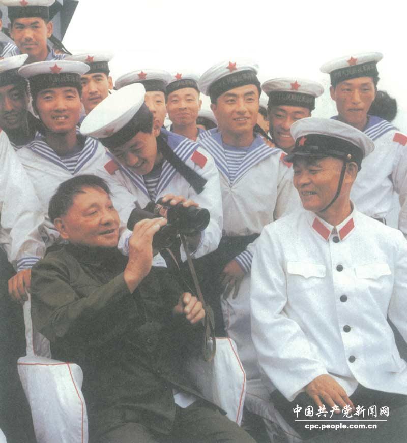 1979年8月2日，鄧小平在海軍北海艦隊視察時和艦艇指揮員在一起